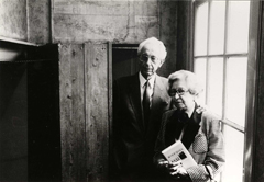 Miep en Jan Gies in het Achterhuis bij de kast die de onderduikruimte afsloot, ca. 1988