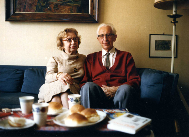 Miep en Jan Gies in hun woning in Amsterdam, ca. 1986-1988.