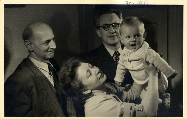 Miep Gies mit Sohn Paul, Otto Frank und Jan, Januar 1951 in Amsterdam