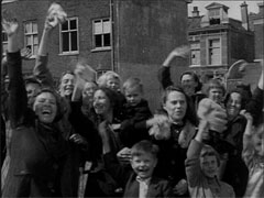 Ausgelassene Freude der Menschen auf der Straße am Tag der Befreiung.