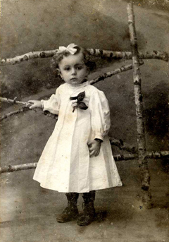 Oudste foto van Miep Gies, ca. 1912 in Wenen