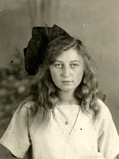 A portrait of Miep, around 1925.