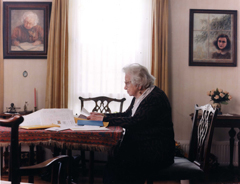 Miep Gies at home reading, Juni 2001. Photo: Bettina Flitner.