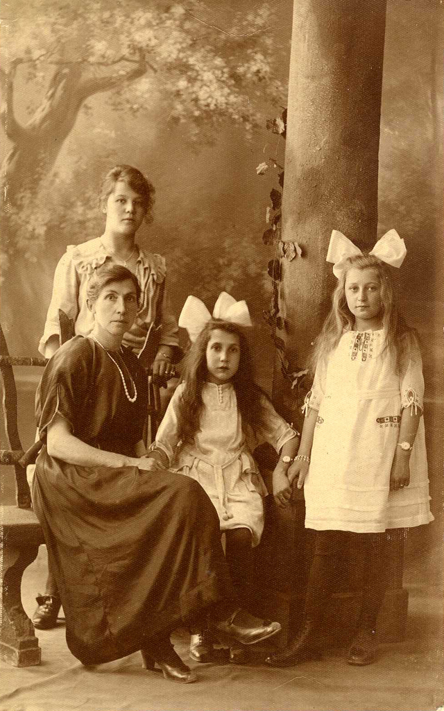 Miep (on the right) around 12 years old, with foster mother in Leiden, around 1921.