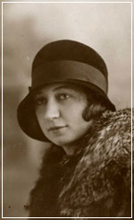 Portret van Miep Gies. Begin jaren dertig.