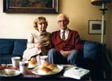 Miep und Jan Gies auf dem Sofa kurz vor den Fernsehaufnahmen 1987.